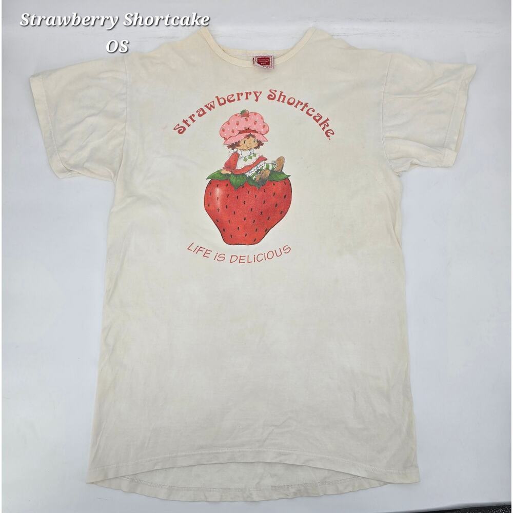 Vintage Y2K 2003 Strawberry Shortcake graphic T-shirt‎ by Wish MFG